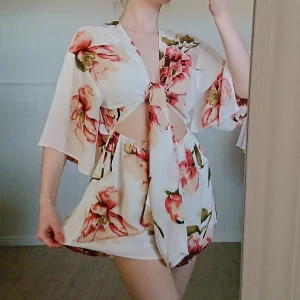 Jumpsuit strl S - Jättefin blommig jumpsuit i strl S! Säljer pga att den inte kommer till användning mer. 100 kr, köpare står för frakt 🌸