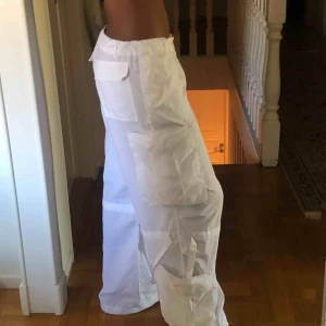  - jättecoola vita byxor med fickor och snören!! passar mig som har en S eftersom man kan spänna till hur man vill, passar också utmärkt med en person som har M med🕷 (FRI FRAKT <3) skickar flera bilder om det önskas 🖤