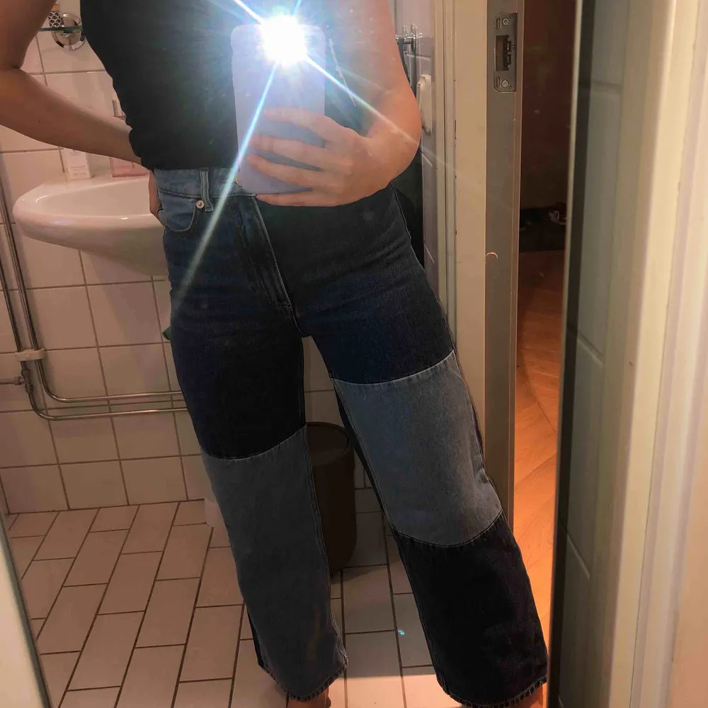 Supercoola och trendiga jeans med detaljer i skiftande jeansnyanser. Endast använda vid ett tillfälle. Det en en lite kortare och rakare modell.. Jeans & Byxor.