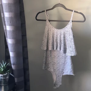 Body - En snygg vit prickig body i stolek XS, men ganska stretchig så de funkar också som en M.💕Använd två gånger   100kr+frakt 