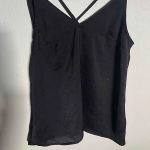  - Svart linne med smala band som korsas i ryggen (se bild 2). Inte använt med än 3 gånger och säljs på grund av att det är för litet. Köparen står för frakt, kan möta upp i Gävle💞