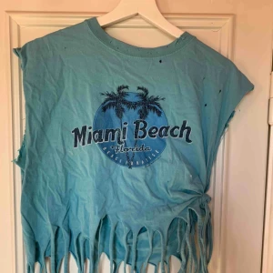  - Another gem! 🍬  Vintage Miami Beach top with fringes. One of a kind for sure. 🧚🏼‍♀️ Wear with a jeans jacket or leather jacket and party all night long. 👯‍♀️👯‍♀️👯‍♀️