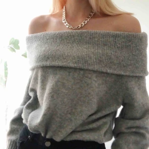  - En fin stickad off shoulder tröja från H&M. Använd ca 4ggr. Varmt och skönt material, perfekt för svalare sommarkvällar. Priset kan diskuteras. 