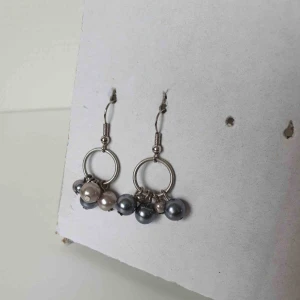  - Fina örhängen! 🤩🥳 OBS! Vi kan ej garantera vilket material smycket är gjort i. Frakt ingår inte i priset. ✨