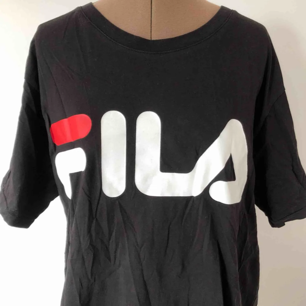 T-shirt i längre modell från FILA x Junkyard. Välanvänd men toppenskick. Priset är inklusive frakt.. T-shirts.