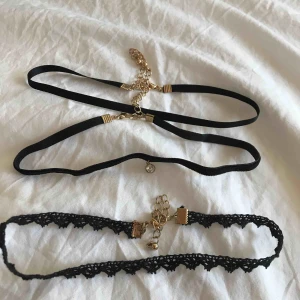  - Fina chockers, aldrig använda, endast testade. den första är vanlig svart med glansigt material. Den andra är i sammet med en sten. Den tredje är i spets. Eventuell frakt tillkommer 💗⚡️