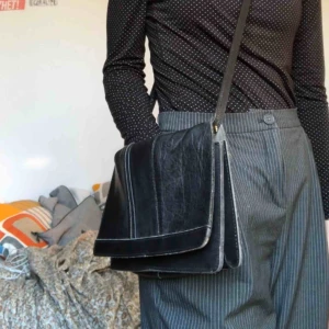  - Svart vintage väska. Köpt på Beyond Retro för 1 år sen och knappt använd:(  Kan bli din för endast 100 spänn! Möts upp i sthlm 