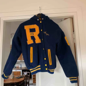 Collage jacka - Säljer min blå och gula collagejacka. Fint skick. Skriv för fler bilder