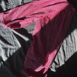  - Skit snygga tränings tights som är insydda vid rumpan för att framhäva den, knappt använda😊 kan mötas upp i Gbg området eller lägga i brevlåda i Gbg, annars tillkommer frakt🌷