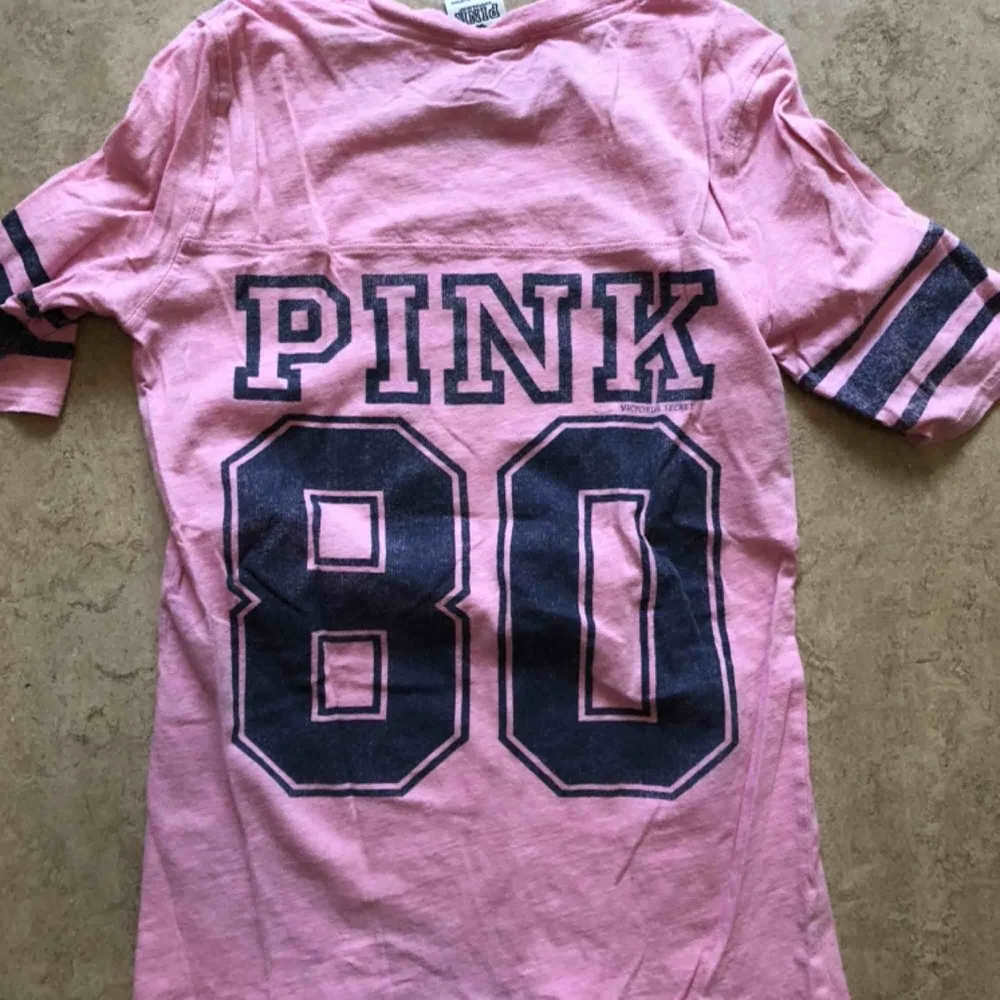 Längre tischa från VS Pink. In your dreams texten är i sammet. Köpt för 10 år sedan men knappt kommit till användning haha. Möts upp i Stockholm eller så står köparen för frakten 🌸. T-shirts.