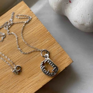  - Halsband i 925 sterling silver med berlock. Perfekt halsband att kombinera med andra som på bild 2. Passar killar lika bra som tjejer. Halsbandet är rostfritt men rekommenderas ändå inte att duscha med. 60kr inklusive frakt. 10st finns i lager. 