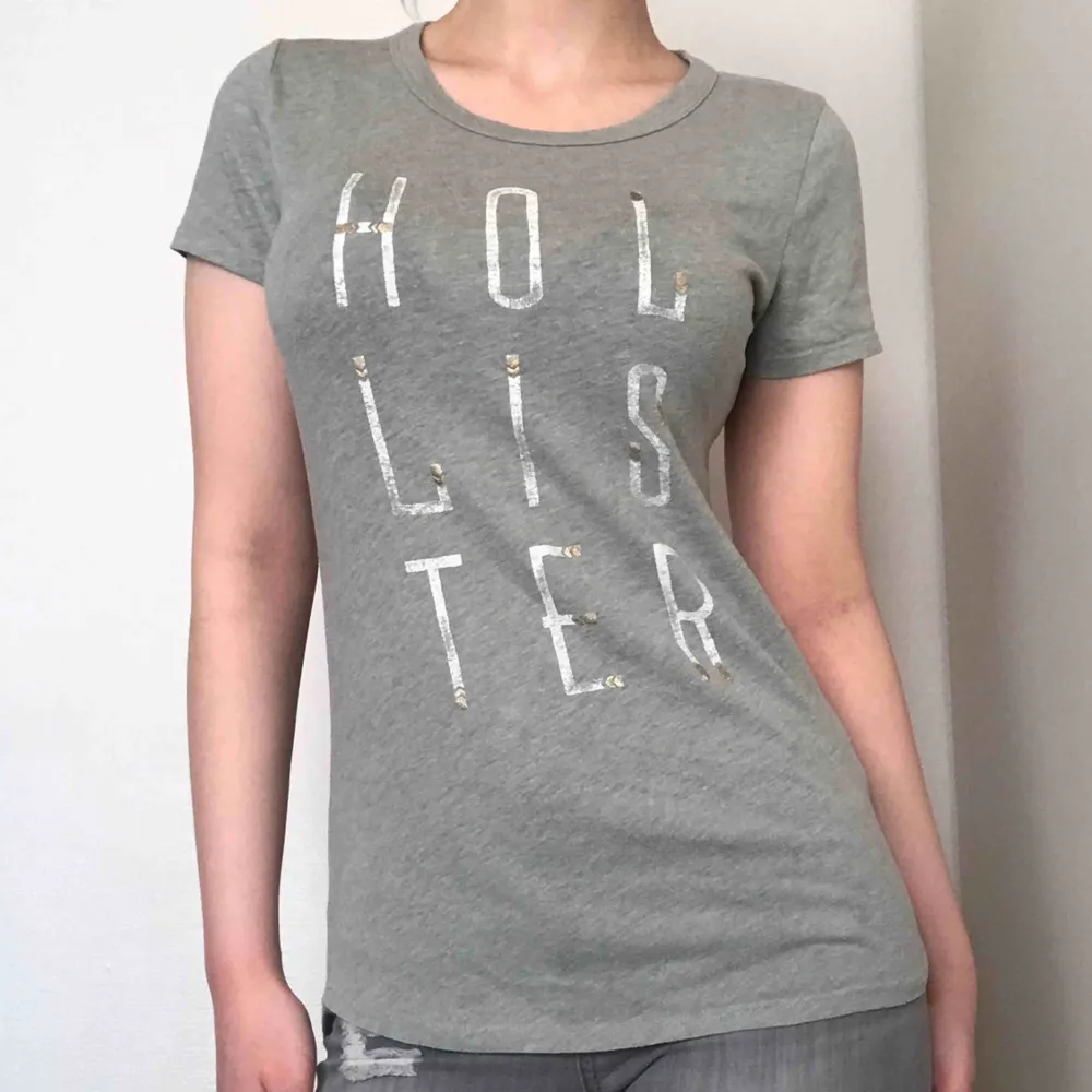 Fin t-shirt från Hollister i storlek S! Bra skick. Köparen står för frakten men kan även mötas upp i Uppsala, Knivsta eller Sigtuna. Tveka inte att fråga mig om något!. T-shirts.