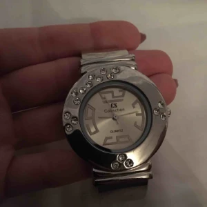 Klocka - En oanvänd klocka som aldrig kommit till användning. Den har legat orörd under många år. Superfin och unik klocka, enligt mig.  Bud är välkommet! 🌸  •Köparen står för frakt!