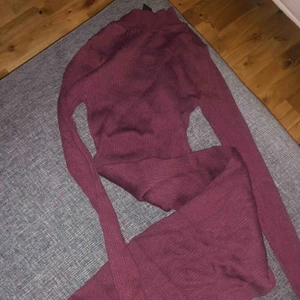  - Fin klänning med halv polo, aldrig använd. Den är i strl xss men är riktigt töjbar och passar upp till de som har strl.S. 