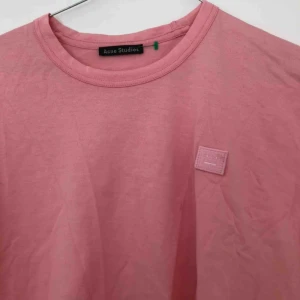  - Jättesnygg acne tröja storlek xs. Liten fläck som du ser på bild tre. 