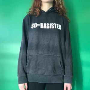  - Snygg hoodie i storlek S-L. Tror den sitter lite oversized på S-M men passar nog också L. Köparen står för frakten<3