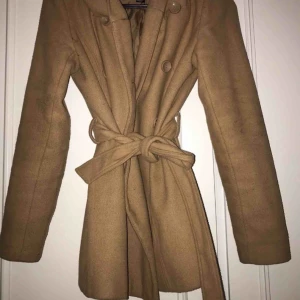  - Sparsamt använd snygg kappa, funkar alla årstider