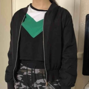  - -En bomberjacka  - Stl. M -Har ett hål i fickan men kan sys ihop - Pris: 120kr + frakt🛍