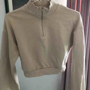  - Croppad tröja från Nelly, storlek S inte mycket använd! 