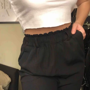  - Högmidjade svarta kostymbyxor från bikbok! Endast testade, så i nyskick! Svart band/bälte medföljer!💞 