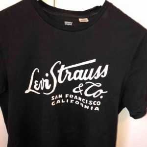  - Levi’s t-shirt, bra skick inga fläckar. Köparen står för frakt. 