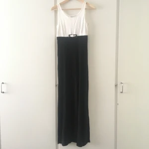 Långklänning - Svartvit långklänning med slits på bägge sidor. Vintage från sen 90-tal, använd en gång. 