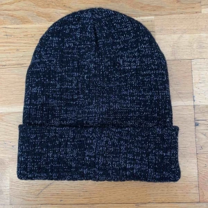  - FLYTTRENSNING!!  2 för 3 på allt fram t.o.m. sista maj. Frakt betalas av köparen.   Glittrig mössa. Sparsamt använd. 