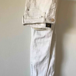  - Superfina vita Lee jeans i strl W27 L31. Nyskick, knappt använda. Fina guldiga dragkedjor nere vid ankeln. Samfraktar, kolla in mina annonser, mycket mellan 10-100kr! Frakt tillkommer💗⚡️ 