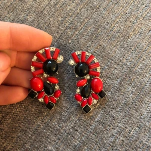 Nytt örhänge -  4 cm långt • Frakt 11 kr  