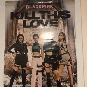  - BLACKPINK Kill This Love Reklam Poster (Rare) Har en kant riven och lite små pappersrepor på kanterna men annars i bra skick.  BLACKPINK Kill This Love Promo Poster (Rare) Has a corner cut off and small scratches but otherwise in good. 