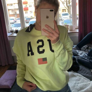  - En svag neon grön sweatshirt från Carlings (Stay).  Skulle ha kostat 499kr men den var på rea för 99kr. Använd 0 gånger då prislappen sitter kvar.  50kr plus frakt 
