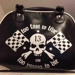  - Jättefint skick, det enda är att dödskallen hoppar ur flärpen om man drar för hårt i den men går lätt att sätta dit igen. Några bruna streck på det vita men inget som stör. Mycket plats inuti, finns även ett mindre fack. Priset är inkl vanlig frakt.