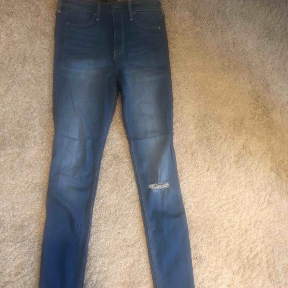 Hollister jeans. Ljusblåa, högmidjade med mycket stretch. Knappt använda. Köparen står för frakten🌟🌟. Jeans & Byxor.