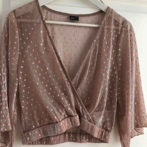  - Superfin rosaglittrig omlott topp från ginatricot 