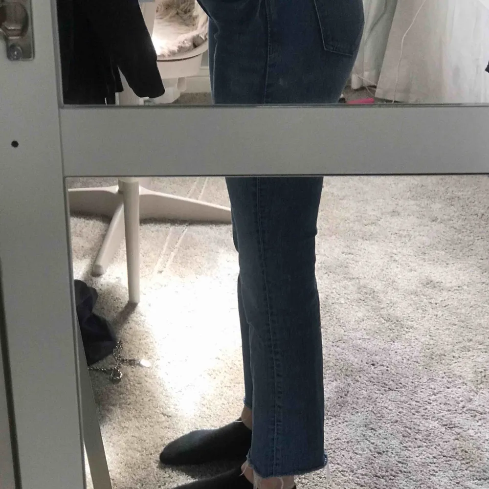 Ett par kortare bootcut jeans från hm. Kan mötas upp i stockholm eller frakta (köparen står för frakt). Jeans & Byxor.