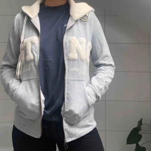  - En gosig hoodie från Gina Tricot med vitt fluff inuti som håller en varm! 