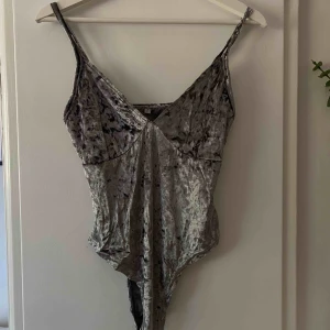  - Fin oanvänd body i velour, betalas med swish och köparen står för frakten 🌸