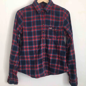 Hej - Blå&röd rutig skjorta från Hollister med ledig passform.  Storlek: M Passform S - L  Pris: 80 kr Jag bjuder på frakt. Kan mötas upp i Lund!  Jag tar Swish!