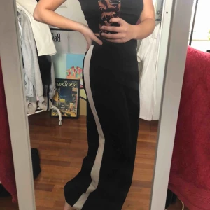  - Supersnygga byxor ifrån boohoo. Byxorna är sparsamt använda. Jag är oftast en storlek Small och de är lite för stora för mig. Frakt tillkommer