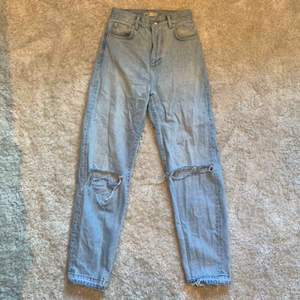 Såå snygga mom jeans ifrån Ginatricot. Har klippt de själv och säljer pågrund av att de inte passar mig längre. Frakten är 63 kr!☺️
