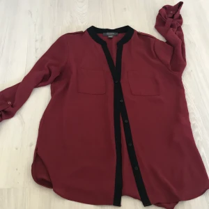 Primark skjorta i storlek 36 - Burgundy färgad skjorta, barley worn
