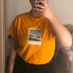  - Orange t-shirt med tryck från märket stay, köpt på carlings. På första bilden är tröjan instoppad, sista bilden ser ni hela längden. T-shirten är i storlek S men passa mig som pendlar mellan M-L. 