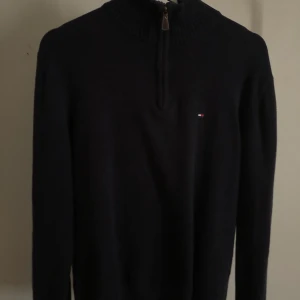 Tommy hilfiger tröja - Snygg tröja strlk m passar mig som är 177. De är bra skick på tröjan inte använd så mycket