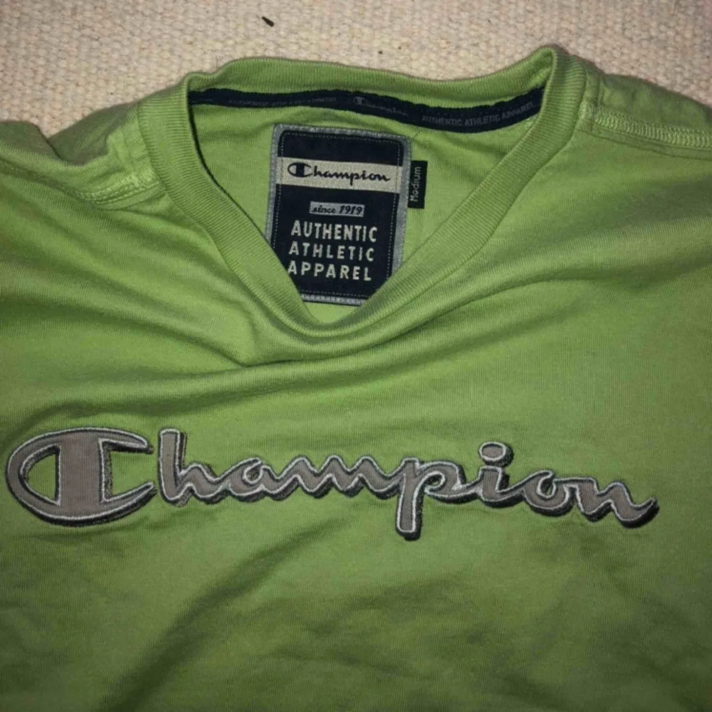 Grön champion tröja köpt på humana, aldrig använd. Avklippt för den var lite lång. Medium men passar mindre storlekar, jag är s/xs och på mig satt den bra men inte så tajt. Köparen står för frakt som är 35kr. . T-shirts.