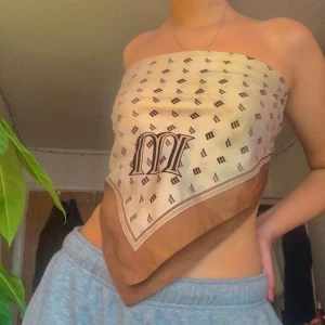  - Såå snygg scarf som är fin till sommarn!💖 multifunktionell, kan knytas runt kroppen eller i håret! 🥰