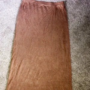 Beige kjol - Beige kjol från boohoo. Aldrig använd. 70cm lång. Frakt ingår🌸