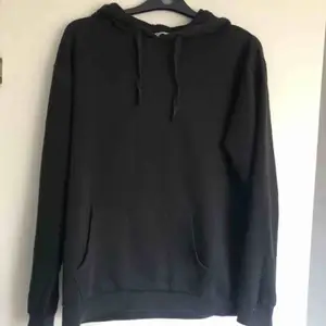 Svart hoodie från bil bok som inte kommer till användning längre💗