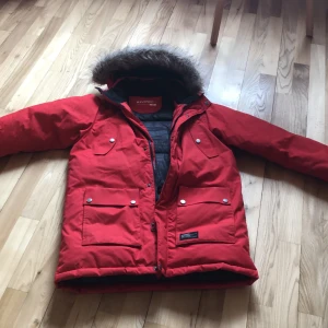 Röd vinterjacka från Everest strlk 164 - Knappt använd. Nästan som ny. Varm o skön. Strlk 164