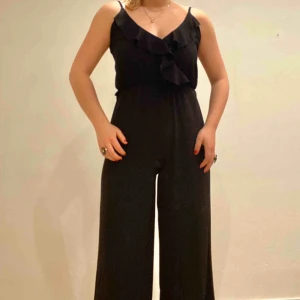  - Långbent jumpsuit som formar kroppen fint. Storlek S, men kan fungera för både större och mindre storlekar. På mig som är 170 cm lång slutar ”byxbenen” två cm över marken. + frakt 40 kr