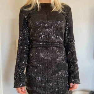 Gina tricot klänning  - +frakt. Aldrig använd jätte fin klänning från Gina tricot. Skönt material och inte stickig. Aldrig använd pga att den är för stor för mig.